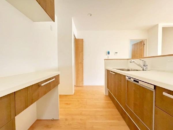 背面にカップボードが備え付けされています。システムキッチンと一体感あるカラーで見た目もgood。たまにしか使わない調理家電の収納に重宝します。