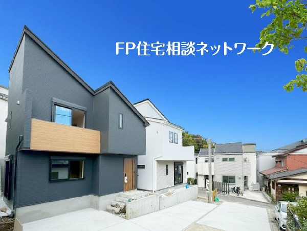 外観:建物はグレーを基調としたモダンデザイン。緑に恵まれた周辺環境:によく馴染みます。(駐車スペースの土間コンクリートはCGです。実際の現地には施工されておりません)