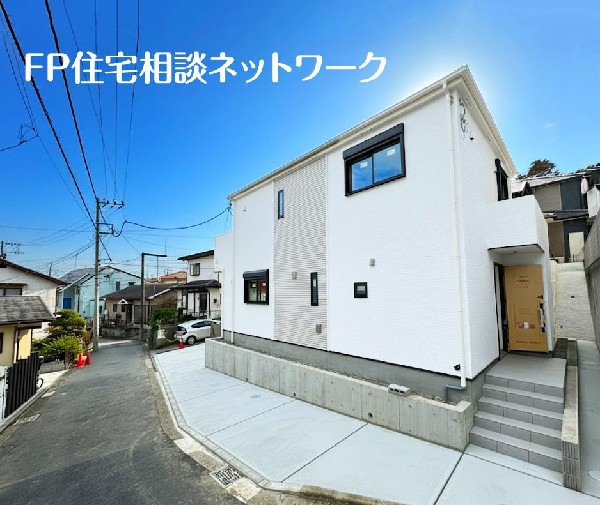 外観:前面道路は車通りの少ない道路。段差もなくお車の出し入れが苦手な方も駐車しやすそうです。