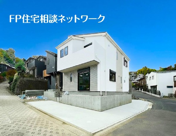 外観:日当たりが良く開放感のある角地です。 2方向から光や風を取り込める、明るく快適な住まいが実現しました！