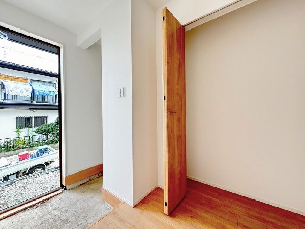 外観:清潔感あるカラーで仕上げられた内装です。世代を問わず人気で、インテリアも合わせやすい色調ですので、落ち着きと安らぎを感じさせる雰囲気になっています。