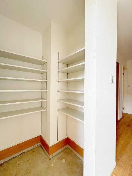 外観:散らかりがちな玄関をスッキリと保てる玄関クローク。コートやお子様の雨具や外用おもちゃなど多目的にご活用いただける収納です。