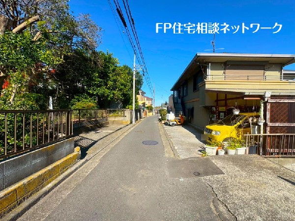 外観:前面道路は車通りの少ない道路。駐車場と段差もなくお車の出し入れが苦手な方も駐車しやすそうです。