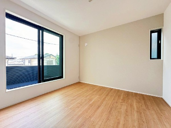 光を沢山取り込める大きな窓。日差しを長時間受ける事が出来る暖かいお部屋です。もちろんペアガラスなので、遮音性にも優れ、結露も発生しにくい構造。サッシ周りのカビが発生しにくくなります。