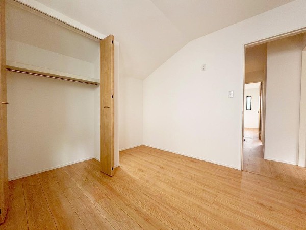 収納力が豊富な大型クローゼット。普段着やスーツはもちろんのこと、コート類などもしっかり掛けられます。奥行きもあるので、収納ボックスもそのまましまえて部屋がスッキリしますね。