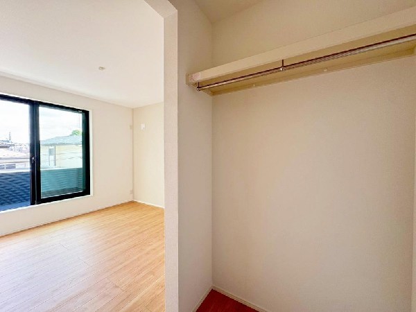 ウォークインクローゼットのある住まいで収納上手な生活を実現。衣類だけでなく、箱物や思い出の品もたっぷり収納できます。