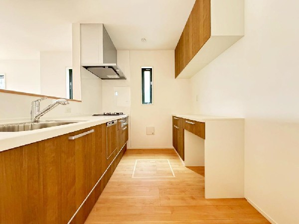 新しいキッチンは食事の支度が捗ります。お手伝いをしてくれるお子様と並びながら準備や片付けが出来るキッチンは、ご家族のコミュニケーションを育む場として活躍します。何気ない時間ですが、大切にしたいですね。