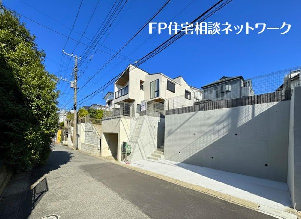 外観:緑に恵まれたエリアで、毎日のお散歩も気持ちよさそうです。自然に包まれた穏やかな暮らしができそうです。