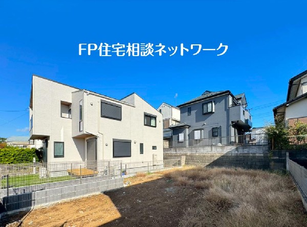 外観:第一種低層住居専用地域の良好な住環境が保たれたエリア。低層の一戸建てを中心とした街並みが整然と続き、周辺は高い建物が建っていないので、採光や開放性に恵まれています。