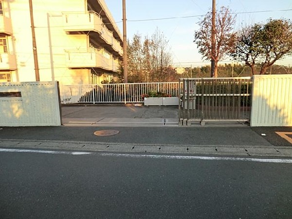 周辺環境:横浜市立汲沢中学校(横浜市立汲沢中学校まで1100m)