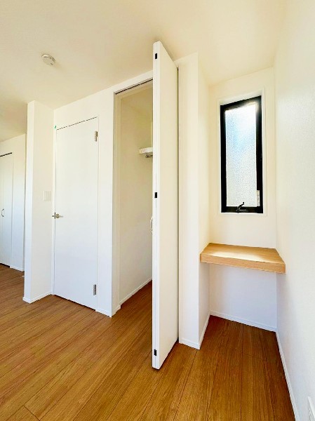 清潔感あるカラーで仕上げられた内装です。世代を問わず人気で、インテリアも合わせやすい色調ですので、落ち着きと安らぎを感じさせる雰囲気になっています。