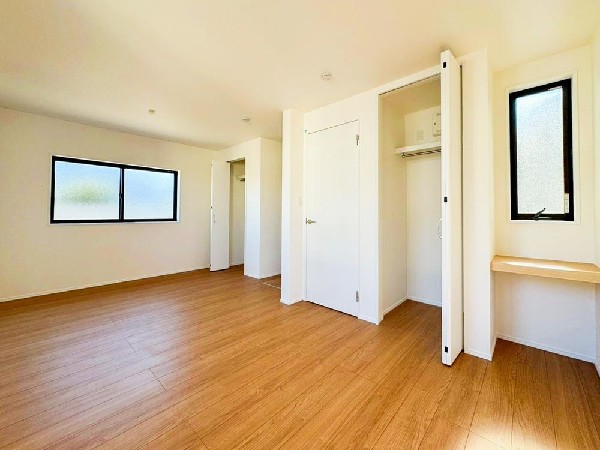 光を取り込みやすい2面採光の居室は日当たり良好です。クローゼットの完備で収納スペースも十分。初めてのお子様にとっての「自分の部屋」。学習デスクやベッドの配置もラクラクです。