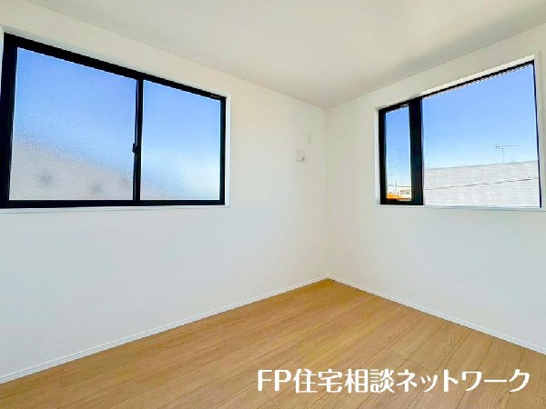 光を取り込みやすい2面採光の居室は日当たり良好です。クローゼットの完備で収納スペースも十分。初めてのお子様にとっての「自分の部屋」。学習デスクやベッドの配置もラクラクです。