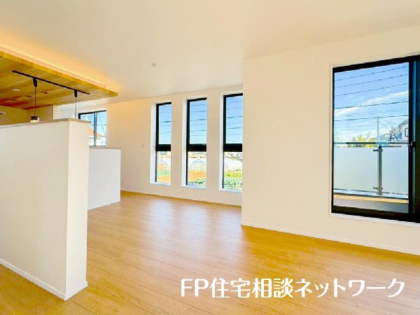 南に大きく面した掃出し窓から光が降りそそぐ開放的なリビング。大きな窓からは、太陽の光はもちろん、爽やかな風が吹き抜けます。自然の恵みが、快適で心地の良い空間を演出してくれます。