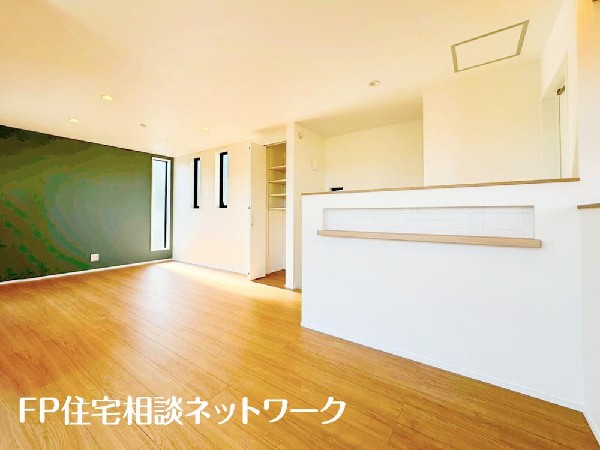 オープンでのびやかな空間を生み出す、広がりとゆとり。家族と過ごす時間を大切にしたい方にぴったりのゆとりある住空間です。窓からの日差しがリビングの隅々までしっかりと届きます。