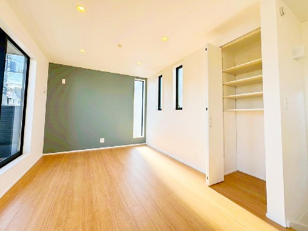 なにかと物が溢れがちなリビングに、マルチにご使用いただける収納スペースを設けました。お掃除用具、書類関係などもスッキリ片付くのでごちゃごちゃせず、リビングが広々使えます。