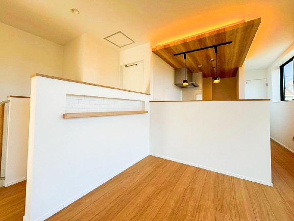 リビングにマルチにご使用いただけるニッチ（壁内飾り棚）を設けました。細かいものが溢れがちな玄関に小物置きとして重宝します。