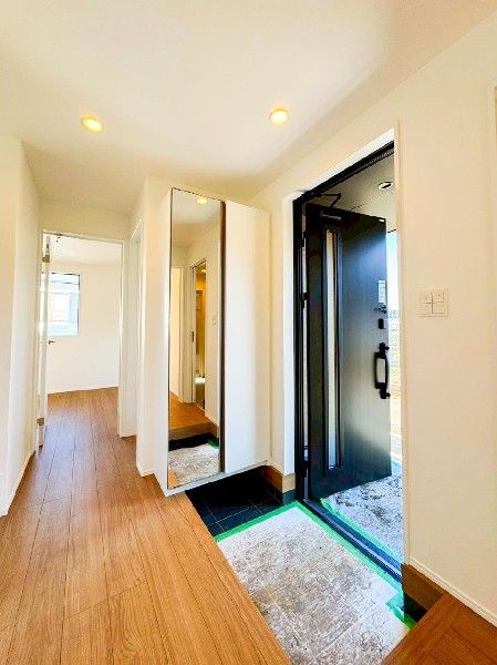 外観:玄関は家の中に入る時一番最初に目に付く場所だからこだわりたいですよね！明るい雰囲気の色目でお部屋の雰囲気をそのまま表しているようです。