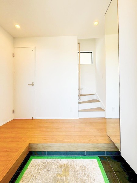 外観:出勤前の身支度チェックに欠かせない姿見を玄関に備え付けました。自分の笑顔をチェックして、気持ちの良い一日の始まり。そんなイキイキとした暮らしが待っています。