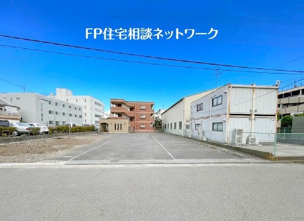 外観:幅約7.3ｍの道路に面しています。敷地との高低差もなく車庫からすぐ道路に出られます。