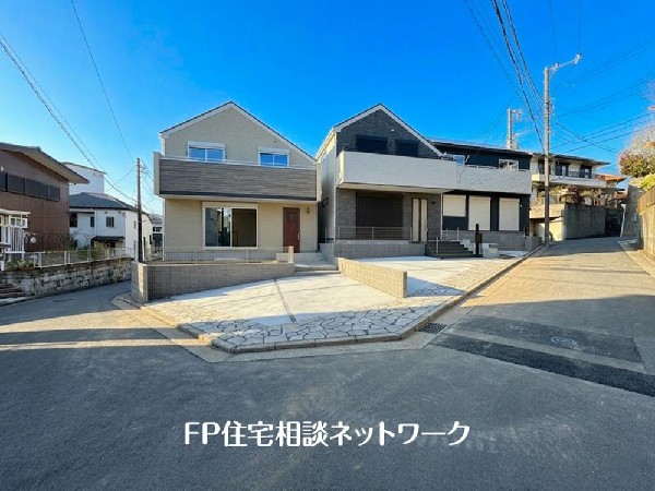 外観:第一種低層住居専用地域の良好な住環境が保たれたエリア。低層の一戸建てを中心とした街並みが整然と続き、採光や開放性に恵まれています。（本画像は外構一部をCGで作成しております）