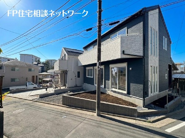 外観:第一種低層住居専用地域の良好な住環境が保たれたエリア。低層の一戸建てを中心とした街並みが整然と続き、採光や開放性に恵まれています。（本画像は外構一部をCGで作成しております）