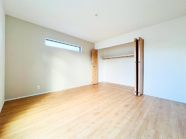 居室には収納クローゼットを完備！普段使いのお洋服や小物はもちろん、季節物のお洋服などもしっかりと整理整頓おしまい頂けます。居室空間をより広く隅々までお使いいただけますね。