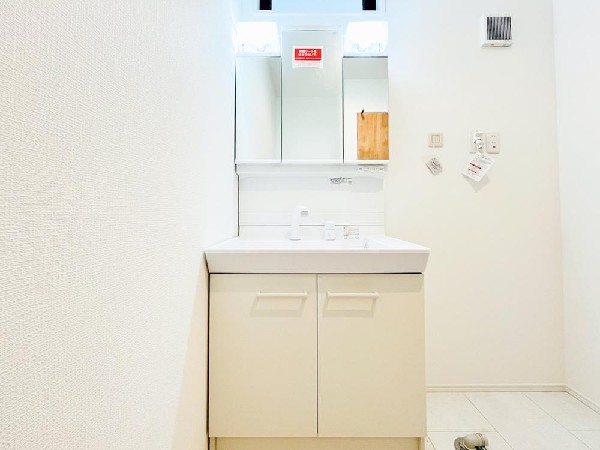 ゆとりのある洗面スペースで、朝の身支度やお掃除・片付けも快適スムーズです。３面鏡で髪のセットやお化粧もストレスなくこなせ、朝から気分良く通勤通学に向かえそうですね！