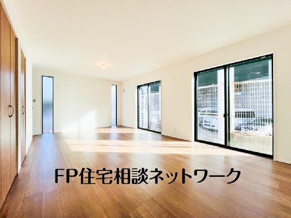 家族だんらんのリビング。家具の配置がしやすい広さを確保しつつ、窓が多い設計は沢山の光が取り込める拘りの間取りです。明るいリビングで寛ぐ新しい生活をスタートさせてみませんか。