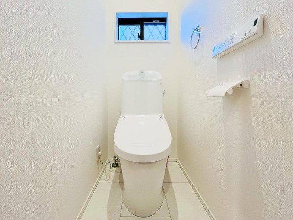 スッキリとしたデザインのトイレは明かり取りの窓からも光が取り込まれ日中は電気を消していてもご使用いただける明るさとなっております。
