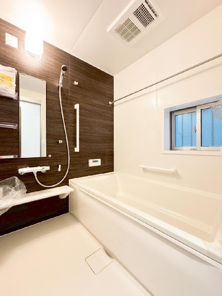 ユニットバスはゆったりとくつろげる1坪タイプ。足までしっかりと伸ばせる浴槽は、心身ともにしっかりと疲れを癒してくれます。お子様と一緒の入浴でも充分な広さです。