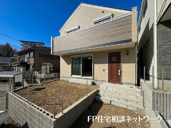 外観:第一種低層住居専用地域の良好な住環境が保たれたエリア。低層の一戸建てを中心とした街並みが整然と続き、周辺は高い建物が建っていないので、採光や開放性に恵まれています。