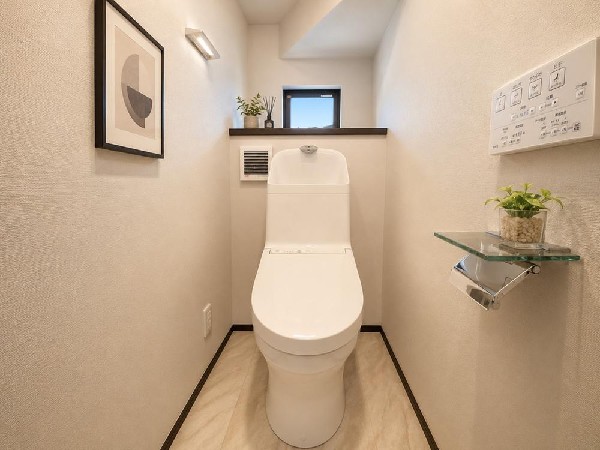 スッキリとしたデザインのトイレは明かり取りの窓からも光が取り込まれ日中は電気を消していてもご使用いただける明るさとなっております。