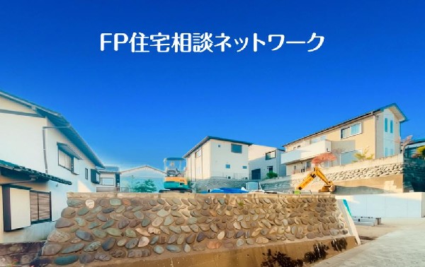外観:開放感のある現地で、前面道路よりも少し高くなっておりますので、プライベート感も保たれます！高くなっている分、日当りや風通しも良く快適な生活が待っています！