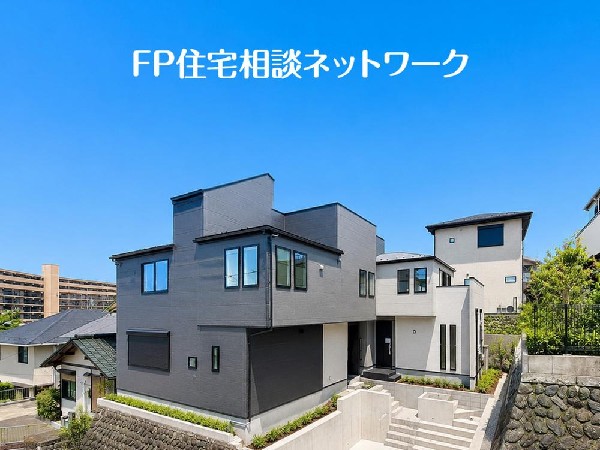 外観:四季を通じて自然と触れ合えるスポットが周辺には盛りだくさん！お散歩やジョギング、週末のご家族での遊びに最適です。目の前に広がる開放感とゆとり、暮らしの夢を育む理想の住まいがここにはあります。