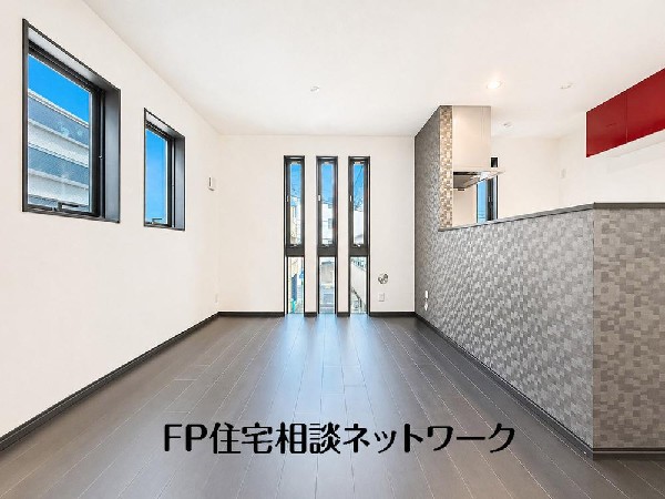 オープンでのびやかな空間を生み出す、こだわりの広がりとゆとり。家族と過ごす時間を大切にしたい方にぴったりの明るくゆとりある住空間です。窓からの日差しがリビングの隅々までしっかりと届きます！