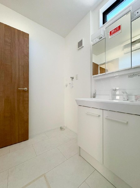 鏡の裏に収納棚を確保した三面鏡を採用。化粧品や歯ブラシなどを機能的に収納。便利な床下収納付き。