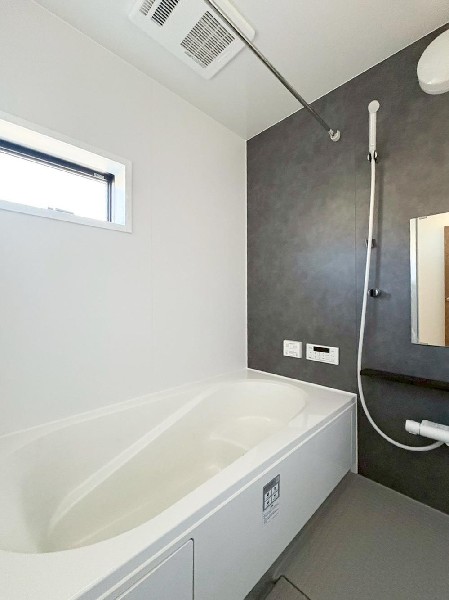 ユニットバスはゆったりとくつろげる1坪タイプ。足までしっかりと伸ばせる浴槽は、心身ともにしっかりと疲れを癒してくれます。お子様と一緒の入浴でも充分な広さです。