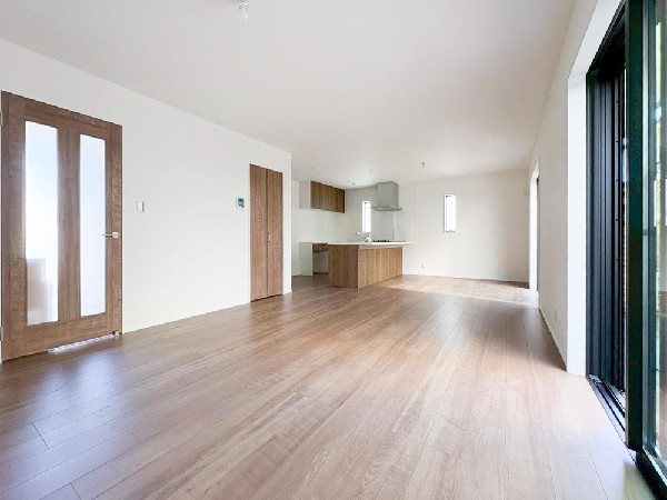 リビングを見渡せる対面式キッチンは、ご家族との会話もできて毎日のお料理が楽しくなります。リビングで遊ぶお子様にも目が届くので安心して家事が出来ますね。