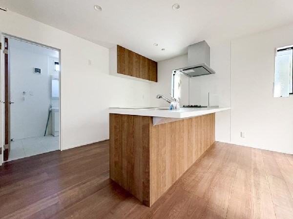 リビングのお子様を見守りながらお料理が出来る対面式カウンターキッチン。ご家族との会話がはずみます。