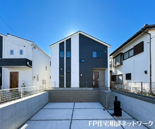 外観:並列2台駐車可能なカースペース（車種によります）。多用途にご利用いただけるスペースです。セカンドカーや自転車もおけますし、お車での来客もＯＫ。