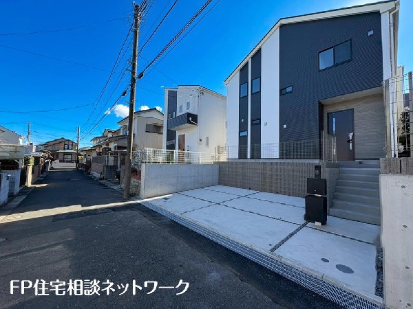 外観:前面道路は車通りの少ない道路。お車の出し入れが苦手なママや小さなお子様にも安心ですね。しっかり舗装もされているので、ベビーカーや自転車で通っても快適に通行できます。