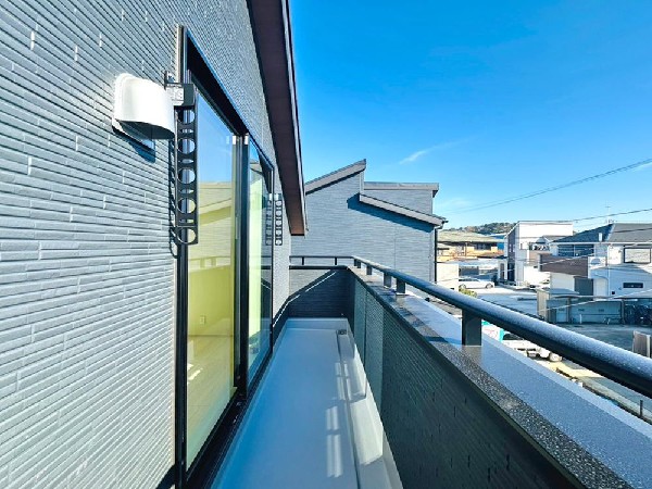 広がる景色がまるで絵画のように感じる。あたたかな光あふれる家族の憩いの場。