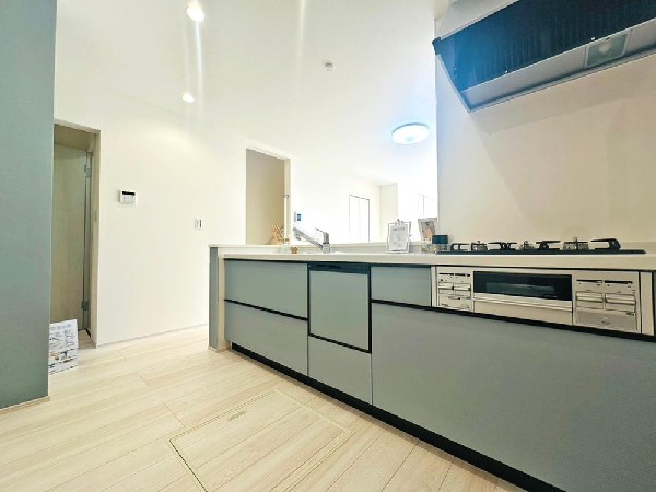 家族で並んでクッキング。皆でわいわい楽しく作るお料理は愛情たっぷりのごちそうに。キッチンで過ごす家族時間は大人になっても心に残る素敵なオンリーワン。