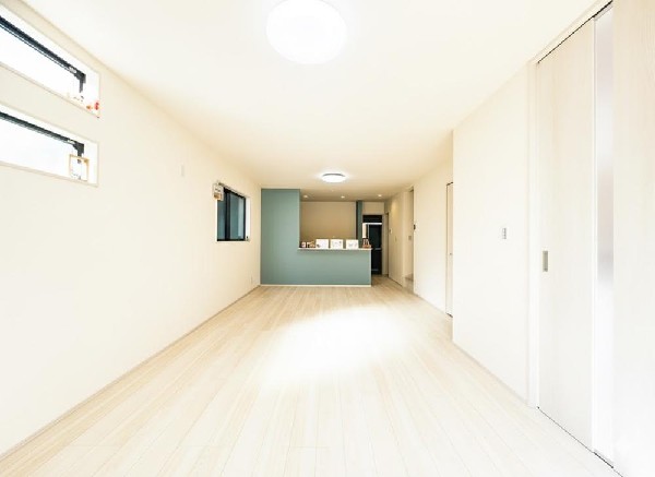 白いクロスと窓サッシにナチュラルな明るめのフローリングでコーディネートしました！どんな家具にも映える飽きのこない仕様です！