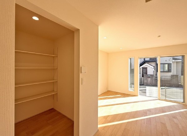 リズミカルな音楽が流れココロ踊るこのときめく空間。マガジンラックに今はまっている雑誌を置き、家事を済ませた後のブレイクタイムの励みに。パントリー収納もあるからまとめ買いで効率UP！