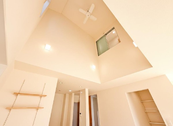 愛犬と寛ぐのんびりした時間　そよぐ風、緑の香り　まるで写真のような澄み切った光景。少しずつ育む家族との時間やありがたみ。幸せを噛みしめる穏やかな生活。