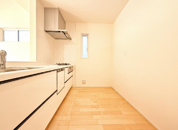 ☆☆ゆったりとしたキッチンスペース☆☆  家族の元気の源　それがこのキッチンです♪ひろびろとしたキッチンスペースには沢山の調理器具や調味料が収納でき、大きな流しもついてます　毎日のお料理が楽しみです♪