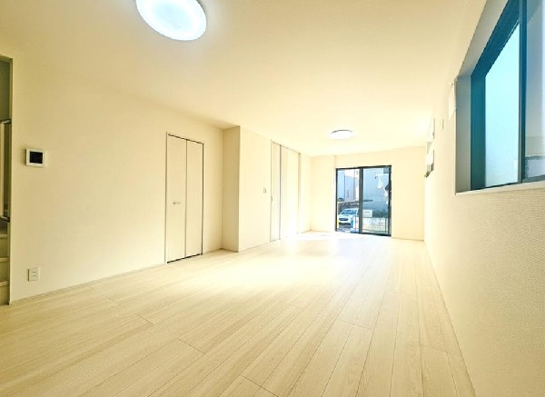 窓をあけるとすがすがしい空気が肌をひきしめる朝。鳥たちのさえずりが「おはよう」のあいさつに聞こえる。大好きなオムライスとコーヒーの香りにゆっくりと笑顔に変わっていく時間。