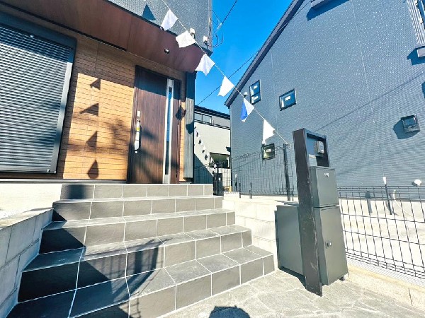 外観:玄関前には大きな宅配HOXを配置♪